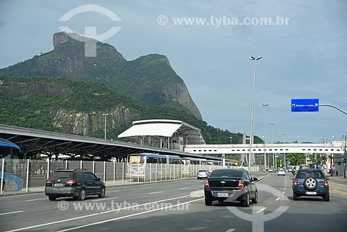  Estação do BRT Transcarioca - Estação Jardim Oceânico - na Avenida das Américas com a Pedra da Gávea ao fundo  - Rio de Janeiro - Rio de Janeiro (RJ) - Brasil