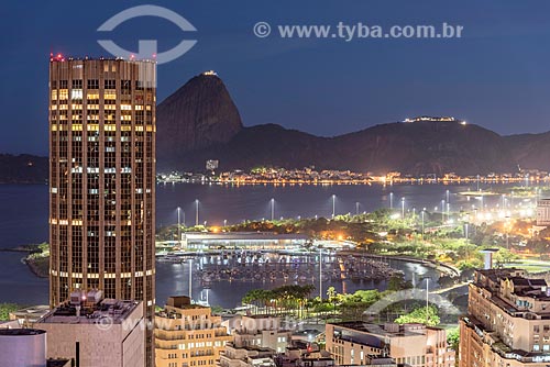  Vista de prédios do centro do Rio de Janeiro com o Pão de Açúcar ao fundo durante o anoitecer  - Rio de Janeiro - Rio de Janeiro (RJ) - Brasil