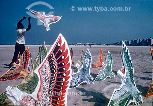  Vendedor ambulante de pipas na Praia de Copacabana - Década de 80  - Rio de Janeiro - Rio de Janeiro (RJ) - Brasil