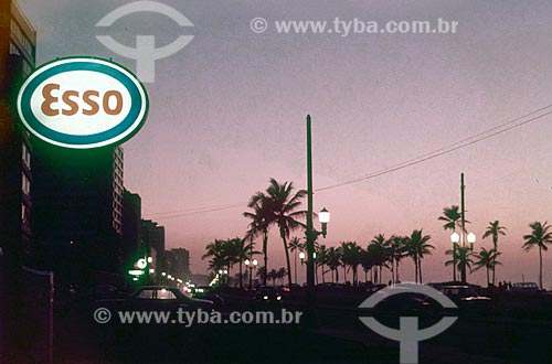  Posto de gasolina Esso na Avenida Vieira Souto durante o pôr do sol - Década de 70  - Rio de Janeiro - Rio de Janeiro (RJ) - Brasil