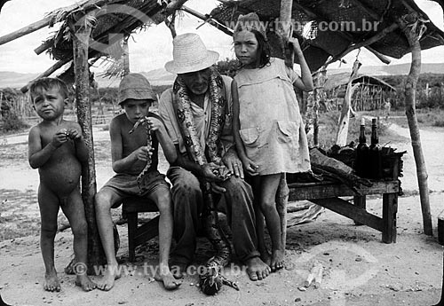  Homem e crianças segurando cobra durante o período de seca - Década de 80  - Ceará (CE) - Brasil