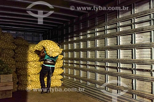  Trabalhador carregando saco de batatas na Central de Abastecimento do Estado do Rio de Janeiro (CEASA RJ)  - Rio de Janeiro - Rio de Janeiro (RJ) - Brasil