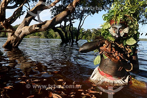  Artista e educador conhecido como Emerson Munduruku com seu personagem de floresta Uyra Sodoma durante a aula na reserva sustentável de Anavilhanas  - Novo Airão - Amazonas (AM) - Brasil