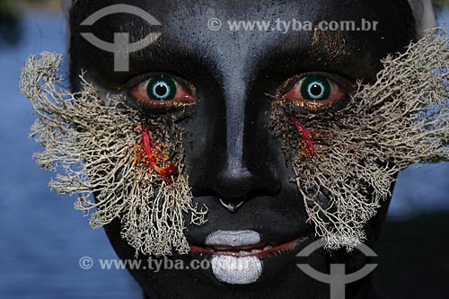  Detalhe do artista e educador conhecido como Emerson Munduruku com seu personagem de floresta Uyra Sodoma durante a aula na reserva sustentável de Anavilhanas  - Novo Airão - Amazonas (AM) - Brasil