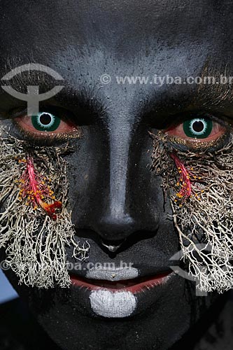  Detalhe do artista e educador conhecido como Emerson Munduruku com seu personagem de floresta Uyra Sodoma durante a aula na reserva sustentável de Anavilhanas  - Novo Airão - Amazonas (AM) - Brasil
