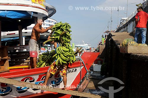  Homem carregando cachos de banana na cabeça no Porto de Manaus Moderna  - Manaus - Amazonas (AM) - Brasil