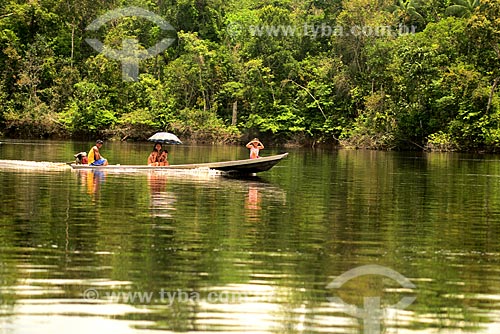  Família em lancha no Rio Negro  - Amazonas (AM) - Brasil