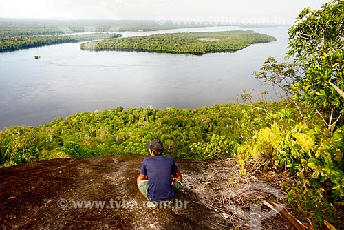  Homem observando a vista na trilha da Serras Guerreiras do Tapuruquara com o Rio Negro ao fundo  - Santa Isabel do Rio Negro - Amazonas (AM) - Brasil