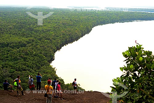  Turistas observando a vista na trilha da Serras Guerreiras do Tapuruquara com o Rio Negro ao fundo  - Santa Isabel do Rio Negro - Amazonas (AM) - Brasil