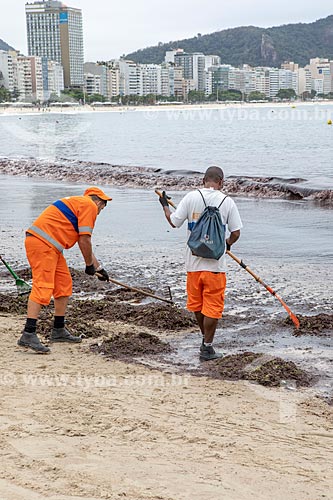  Garis da COMLURB limpando a orla da Praia de Copacabana - Posto 6 - por causa da maré vermelha - excesso de micro-algas dinoflageladas  - Rio de Janeiro - Rio de Janeiro (RJ) - Brasil