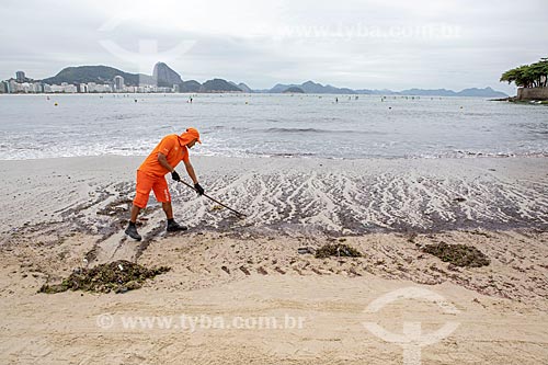  Garis da COMLURB limpando a orla da Praia de Copacabana - Posto 6 - por causa da maré vermelha - excesso de micro-algas dinoflageladas  - Rio de Janeiro - Rio de Janeiro (RJ) - Brasil