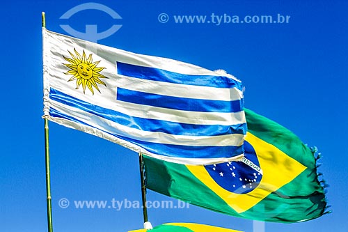  Bandeiras do Uruguai e do Brasil na Praia da Lagoinha  - Florianópolis - Santa Catarina (SC) - Brasil