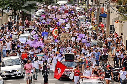  Manifestantes durante a manifestação #EleNão contra o candidato à presidência Jair Bolsonaro  - São José do Rio Preto - São Paulo (SP) - Brasil