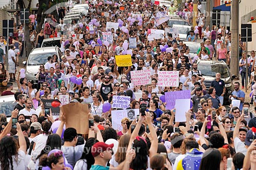  Manifestantes durante a manifestação #EleNão contra o candidato à presidência Jair Bolsonaro  - São José do Rio Preto - São Paulo (SP) - Brasil