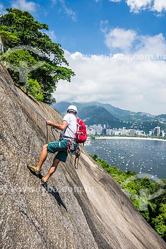  Detalhe de alpinista durante a escalada do Morro da Urca com a Enseada de Botafogo ao fundo  - Rio de Janeiro - Rio de Janeiro (RJ) - Brasil