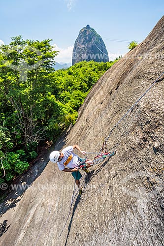  Detalhe de alpinista durante a escalada do Morro da Urca com o Pão de Açúcar ao fundo  - Rio de Janeiro - Rio de Janeiro (RJ) - Brasil