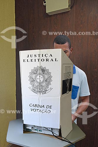  Homem realizando testes em urna eletrônica  - Rio de Janeiro - Rio de Janeiro (RJ) - Brasil