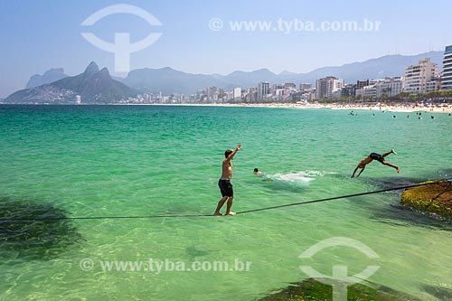  Praticante de slackline na Praia do Arpoador  - Rio de Janeiro - Rio de Janeiro (RJ) - Brasil