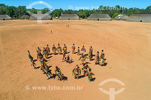  Foto feita com drone de homens em círculo durante a dança Tapanawanã - também conhecida como Festa do Peixe - na aldeia Aiha da tribo Kalapalo - ACRÉSCIMO DE 100% SOBRE O VALOR DE TABELA  - Querência - Mato Grosso (MT) - Brasil