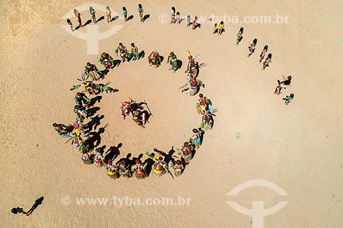  Foto feita com drone de homens em círculo durante a dança Tapanawanã com mulheres observando na aldeia Aiha da tribo Kalapalo - ACRÉSCIMO DE 100% SOBRE O VALOR DE TABELA  - Querência - Mato Grosso (MT) - Brasil