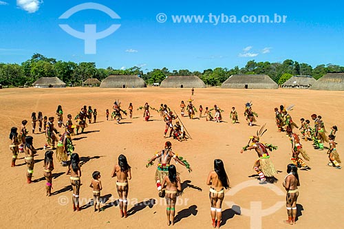  Foto feita com drone de homens em círculo durante a dança Tapanawanã com mulheres observando na aldeia Aiha da tribo Kalapalo - ACRÉSCIMO DE 100% SOBRE O VALOR DE TABELA  - Querência - Mato Grosso (MT) - Brasil