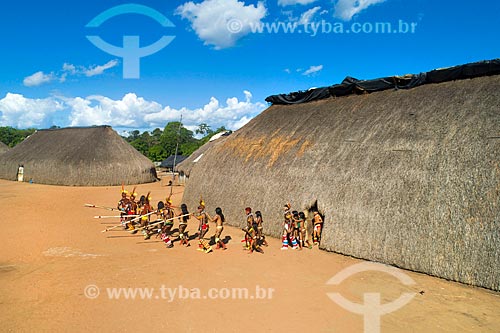  Foto feita com drone da Dança da Taquara - homens em fila tocando a flauta Uruá com as mulheres ao lado - na aldeia Aiha da tribo Kalapalo - ACRÉSCIMO DE 100% SOBRE O VALOR DE TABELA  - Querência - Mato Grosso (MT) - Brasil