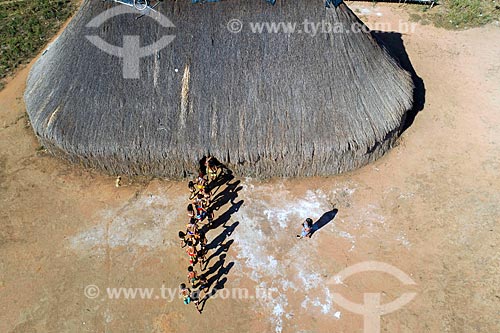  Foto feita com drone da Dança da Taquara - homens em fila tocando a flauta Uruá com as mulheres ao lado - na aldeia Aiha da tribo Kalapalo - ACRÉSCIMO DE 100% SOBRE O VALOR DE TABELA  - Querência - Mato Grosso (MT) - Brasil