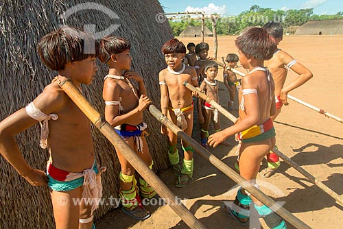  Meninos se preparando para a dança da Taquara na aldeia Aiha da tribo Kalapalo - ACRÉSCIMO DE 100% SOBRE O VALOR DE TABELA  - Querência - Mato Grosso (MT) - Brasil