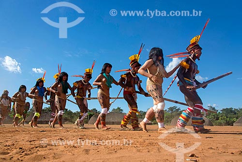  Dança da Taquara - homens em fila tocando a flauta Uruá com as mulheres ao lado - na aldeia Aiha da tribo Kalapalo - ACRÉSCIMO DE 100% SOBRE O VALOR DE TABELA  - Querência - Mato Grosso (MT) - Brasil