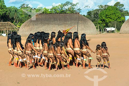  Mulheres indígenas durante a Dança Yamaricumã - na mitologia indígena a lenda Yamaricumã narra uma revolta das mulheres - na aldeia Aiha da tribo Kalapalo - ACRÉSCIMO DE 100% SOBRE O VALOR DE TABELA  - Querência - Mato Grosso (MT) - Brasil