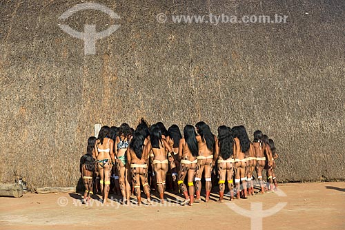  Mulheres indígenas durante a Dança Yamaricumã - na mitologia indígena a lenda Yamaricumã narra uma revolta das mulheres - na aldeia Aiha da tribo Kalapalo - ACRÉSCIMO DE 100% SOBRE O VALOR DE TABELA  - Querência - Mato Grosso (MT) - Brasil