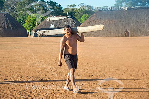  Índio na aldeia Aiha da tribo Kalapalo carregando tronco - ACRÉSCIMO DE 100% SOBRE O VALOR DE TABELA  - Querência - Mato Grosso (MT) - Brasil