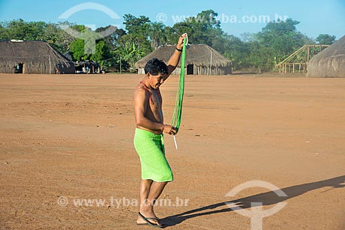  Índio na aldeia Aiha da tribo Kalapalo segurando colares de miçangas - ACRÉSCIMO DE 100% SOBRE O VALOR DE TABELA  - Querência - Mato Grosso (MT) - Brasil