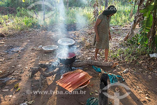  Mulher indígena cozinhando na aldeia Aiha da tribo Kalapalo - ACRÉSCIMO DE 100% SOBRE O VALOR DE TABELA  - Querência - Mato Grosso (MT) - Brasil