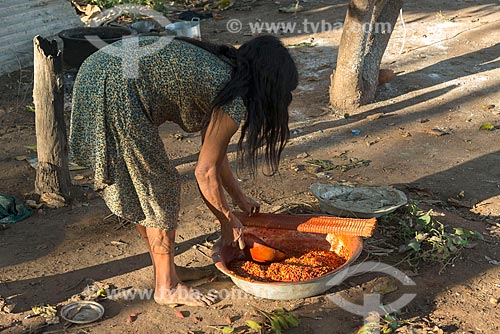  Mulher indígena cozinhando na aldeia Aiha da tribo Kalapalo - ACRÉSCIMO DE 100% SOBRE O VALOR DE TABELA  - Querência - Mato Grosso (MT) - Brasil