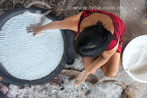  Mulher indígena preparando tapioca - também conhecida como beiju - na aldeia Aiha da tribo Kalapalo - ACRÉSCIMO DE 100% SOBRE O VALOR DE TABELA  - Querência - Mato Grosso (MT) - Brasil
