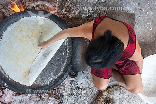  Mulher indígena preparando tapioca - também conhecida como beiju - na aldeia Aiha da tribo Kalapalo - ACRÉSCIMO DE 100% SOBRE O VALOR DE TABELA  - Querência - Mato Grosso (MT) - Brasil