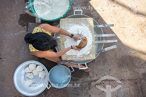  Mulher indígena lavando a mandioca para obter o polvilho na aldeia Aiha da tribo Kalapalo - ACRÉSCIMO DE 100% SOBRE O VALOR DE TABELA  - Querência - Mato Grosso (MT) - Brasil