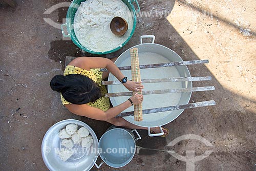  Mulher indígena lavando a mandioca para obter o polvilho na aldeia Aiha da tribo Kalapalo - ACRÉSCIMO DE 100% SOBRE O VALOR DE TABELA  - Querência - Mato Grosso (MT) - Brasil