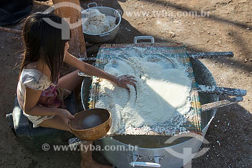  Menina indígena lavando a mandioca para obter o polvilho na aldeia Aiha da tribo Kalapalo - ACRÉSCIMO DE 100% SOBRE O VALOR DE TABELA  - Querência - Mato Grosso (MT) - Brasil