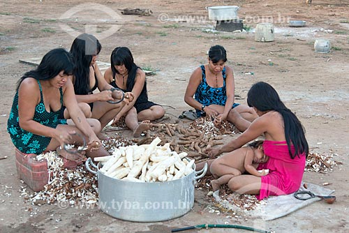 Mulheres indígenas na aldeia Aiha da tribo Kalapalo descascando mandioca - ACRÉSCIMO DE 100% SOBRE O VALOR DE TABELA  - Querência - Mato Grosso (MT) - Brasil