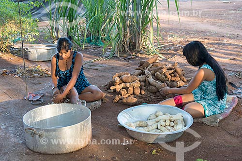  Mulheres indígenas na aldeia Aiha da tribo Kalapalo descascando mandioca - ACRÉSCIMO DE 100% SOBRE O VALOR DE TABELA  - Querência - Mato Grosso (MT) - Brasil