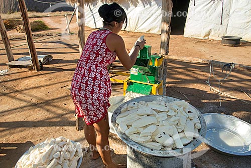  Mulher indígena na aldeia Aiha da tribo Kalapalo usando máquina para ralando mandioca - ACRÉSCIMO DE 100% SOBRE O VALOR DE TABELA  - Querência - Mato Grosso (MT) - Brasil