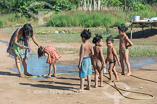  Antropóloga lavando os cabelos de crianças com shampoo anti piolho na aldeia Aiha da tribo Kalapalo - ACRÉSCIMO DE 100% SOBRE O VALOR DE TABELA  - Querência - Mato Grosso (MT) - Brasil
