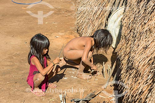  Meninas indígenas brincando com facão e gravetos na aldeia Aiha da tribo Kalapalo - ACRÉSCIMO DE 100% SOBRE O VALOR DE TABELA  - Querência - Mato Grosso (MT) - Brasil