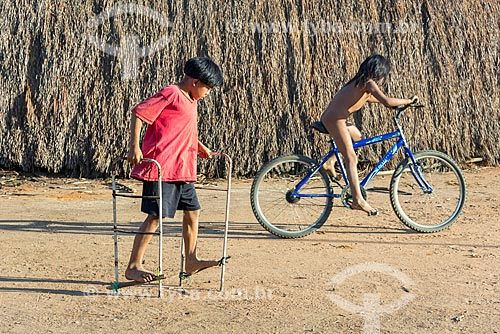  Menino e menina indígenas brincando juntos na aldeia Aiha da tribo Kalapalo - ACRÉSCIMO DE 100% SOBRE O VALOR DE TABELA  - Querência - Mato Grosso (MT) - Brasil