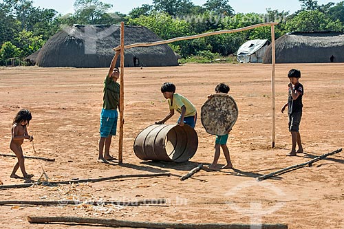  Meninos indígenas montando trave para campo de futebol na aldeia Aiha da tribo Kalapalo - ACRÉSCIMO DE 100% SOBRE O VALOR DE TABELA  - Querência - Mato Grosso (MT) - Brasil
