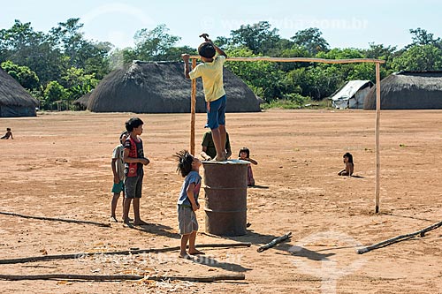  Meninos indígenas montando trave para campo de futebol na aldeia Aiha da tribo Kalapalo - ACRÉSCIMO DE 100% SOBRE O VALOR DE TABELA  - Querência - Mato Grosso (MT) - Brasil