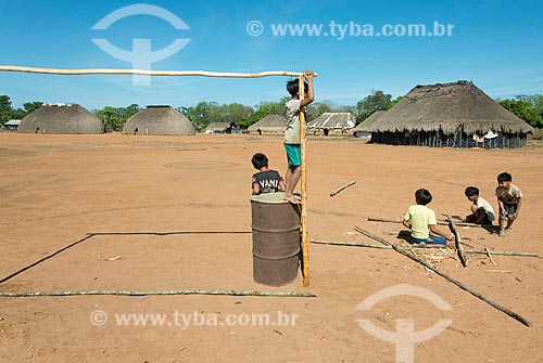  Meninos indígenas montando trave para campo de futebol na aldeia Aiha da tribo Kalapalo - ACRÉSCIMO DE 100% SOBRE O VALOR DE TABELA  - Querência - Mato Grosso (MT) - Brasil