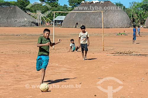  Meninos indígenas jogando futebol na aldeia Aiha da tribo Kalapalo - ACRÉSCIMO DE 100% SOBRE O VALOR DE TABELA  - Querência - Mato Grosso (MT) - Brasil